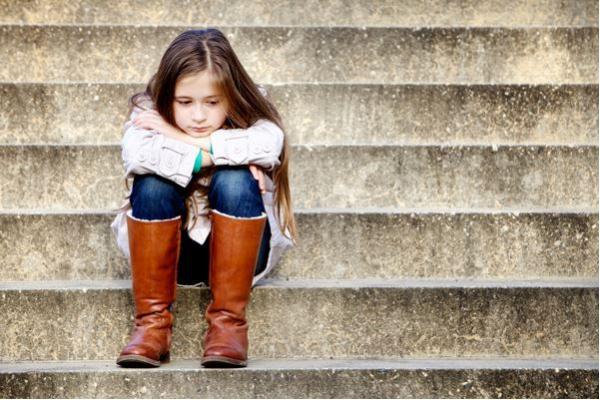 Milyen viselkedésmintákat mutatnak az elidegenített gyermekek a ténylegesen bántalmazott gyermekekkel szemben?